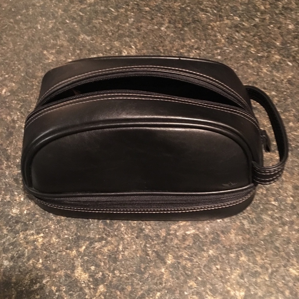 Men’s Dockers toiletry tote case